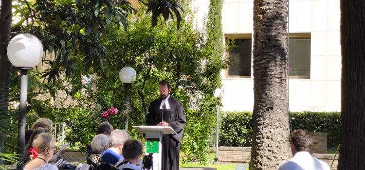 Gottesdienst im Pfarrgarten